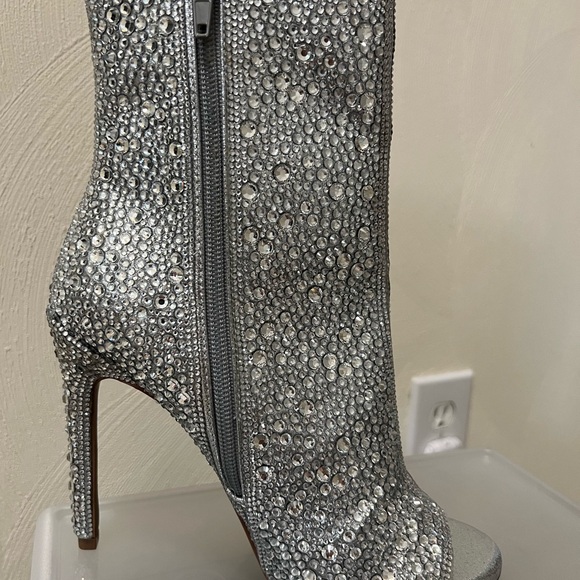 Steve Madden Dispute-R Silver Rhinestone Embellished Peep Toe Stiletto Booties - Picture 3 of 6